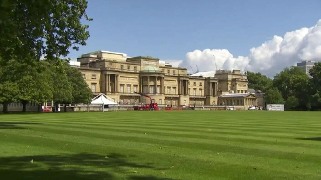 Isabel II abre al público los jardines del palacio de Buckinham por primera vez en su historia