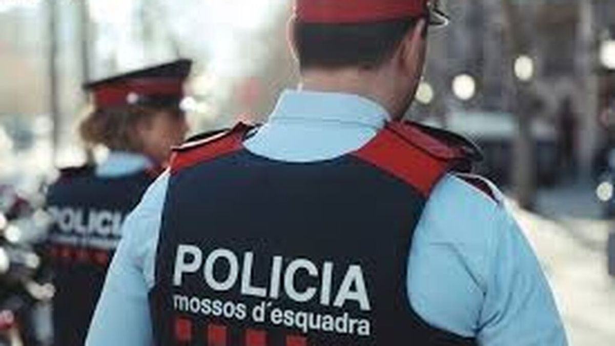 Condenado un agente de los Mossos por romper la muñeca a un manifestante en contra de la independencia en Cataluña Condenado un agente de los Mossos por romper la muñeca a un manifestante en contra de la independencia en Cataluña