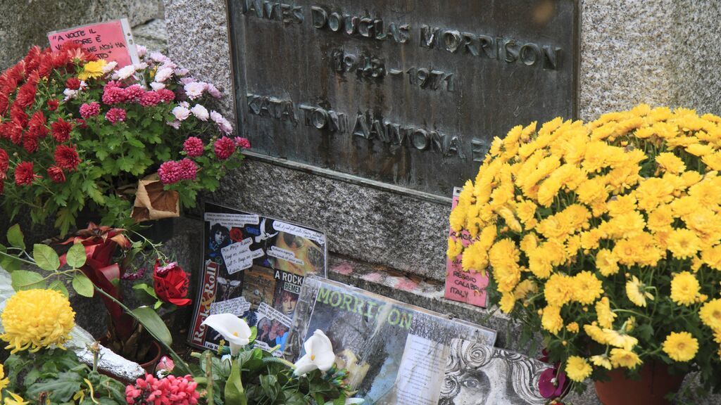 Música, poemas y flores: el homenaje a Jim Morrison en su tumba por el 50 aniversario de su muerte