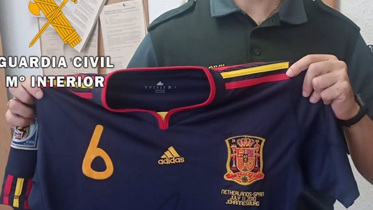 Sherlock Holmes negar Sueño Recuperan la camiseta de Iniesta en la final del Mundial que fue robada -  NIUS