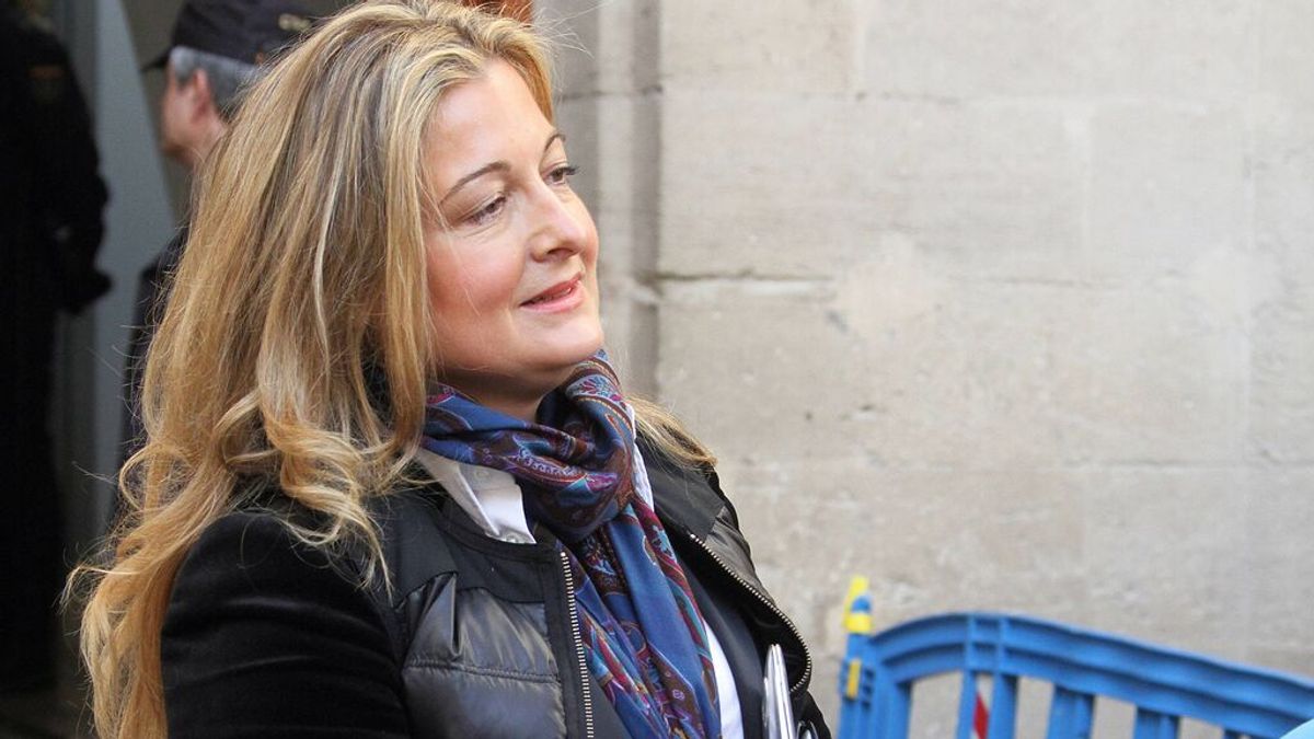 De llevar a la infanta al banquillo a sentarse en él: Virginia López Negrete absuelta en Ausbanc y "muy feliz" De llevar a la infanta al banquillo a sentarse en él: Virginia López Negrete absuelta en Ausbanc y "muy feliz"