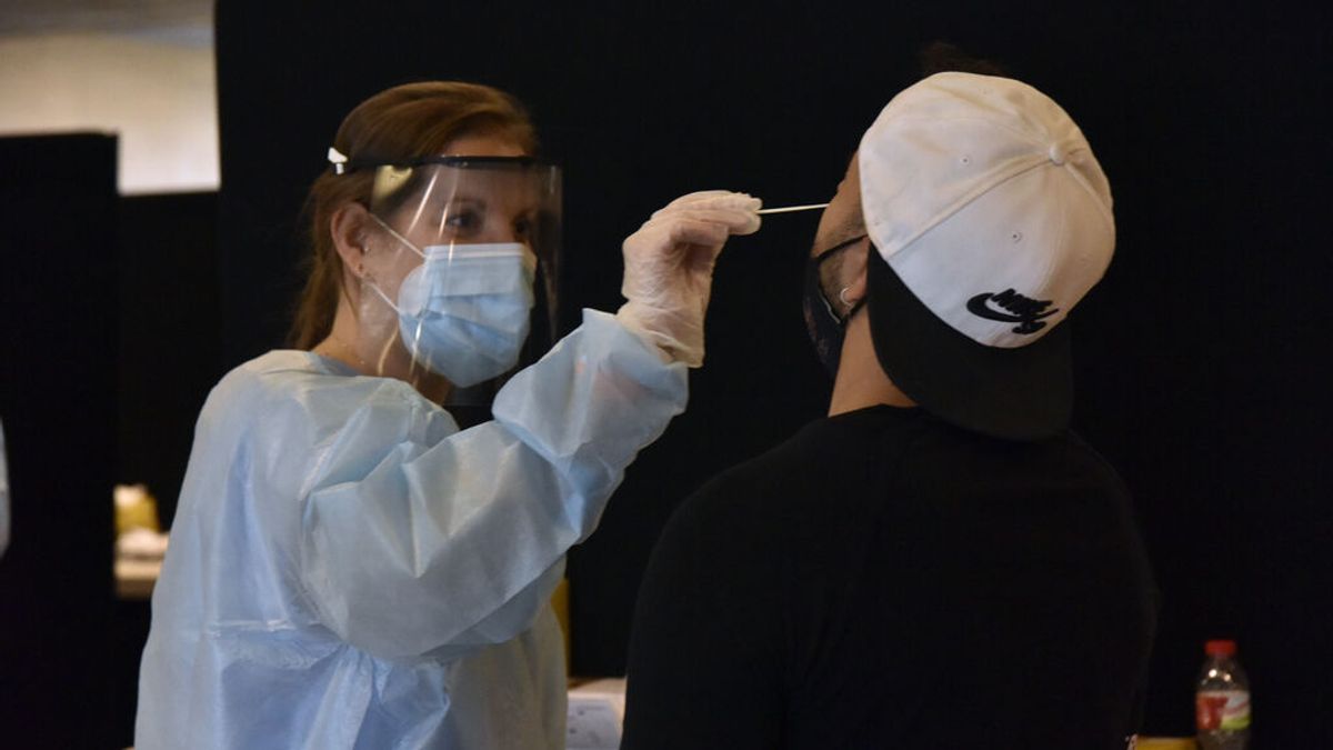 España inicia la quinta ola con el mayor ritmo de subida de contagios de la pandemia, pero no de muertes España inicia la quinta ola con el mayor ritmo de subida de contagios de la pandemia, pero no de muertes