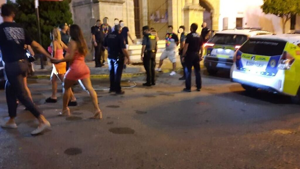 La policía local vigila que los jóvenes cumplan las medidas de seguridad