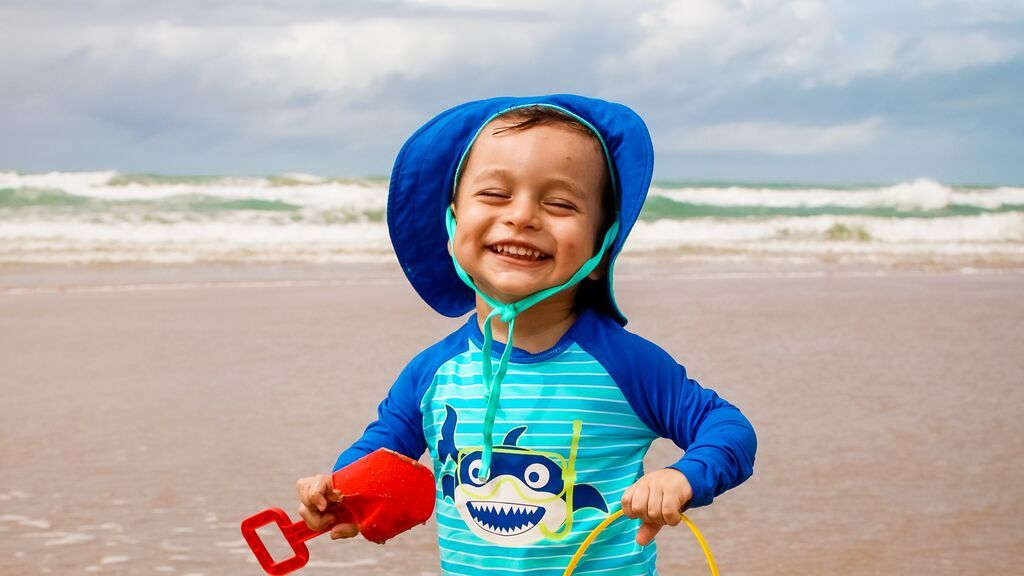 Reversibles, con estampado tropical o de rafia: los sombreros de bebés más bonitos para ir a la playa este verano