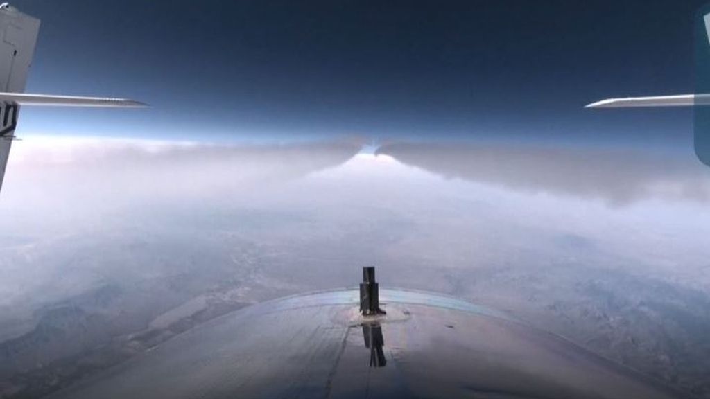 El multimillonario Richard Branson inaugura el turismo espacial