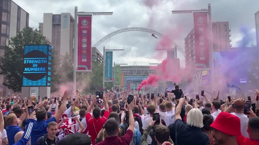 Miles de aficionados ingleses toman Wembley antes de la final de la Eurocopa