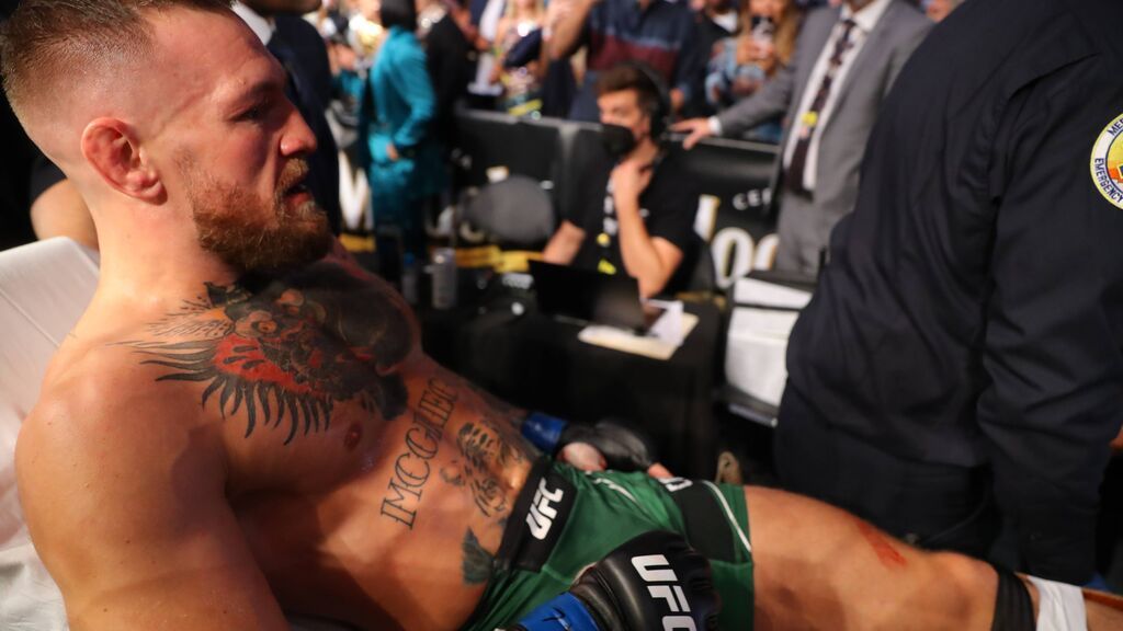 McGregor se rompe la tibia en pleno combate y salió en camilla provocando a su rival: "Esto no ha terminado"