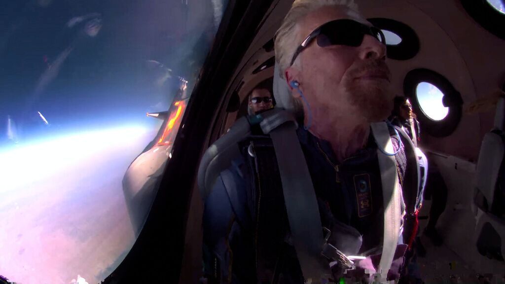 El multimillonario Richard Branson inaugura el turismo espacial a bordo de una nave de Virgin Galactic