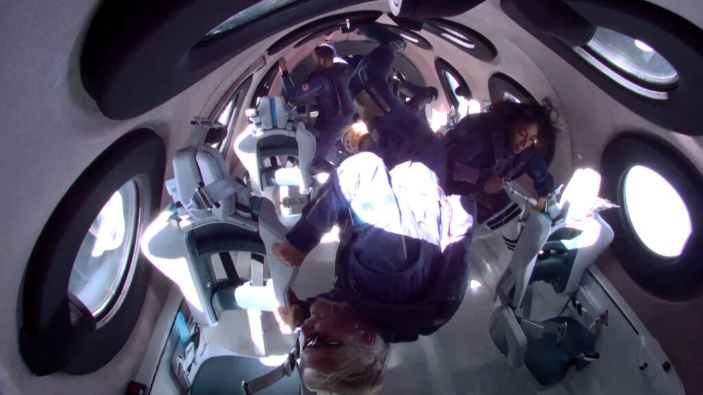 El multimillonario Richard Branson inaugura el turismo espacial a bordo de una nave de Virgin Galactic