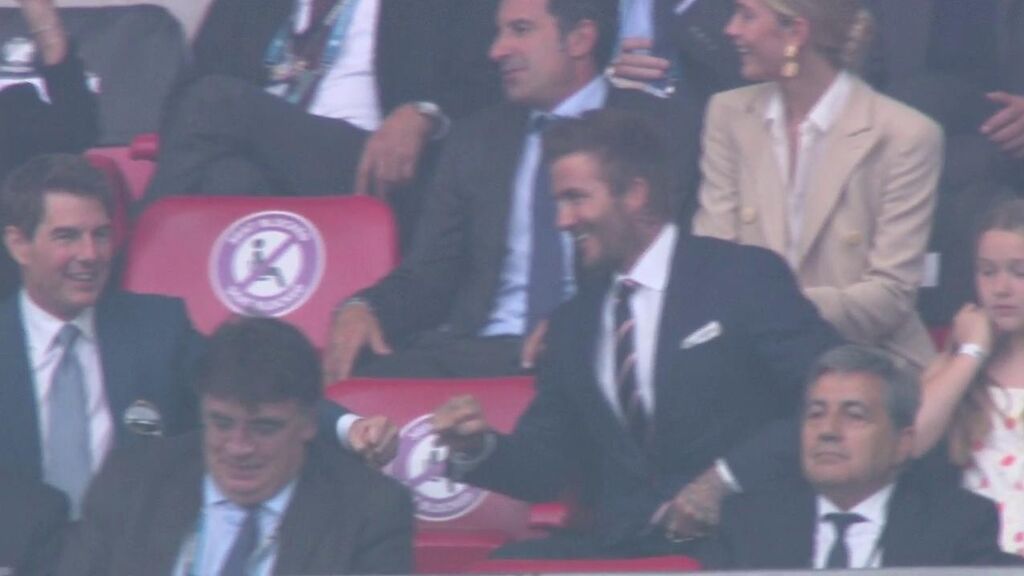 Tom Cruise y David Beckham celebran el gol de Shaw en el palco de Wembley