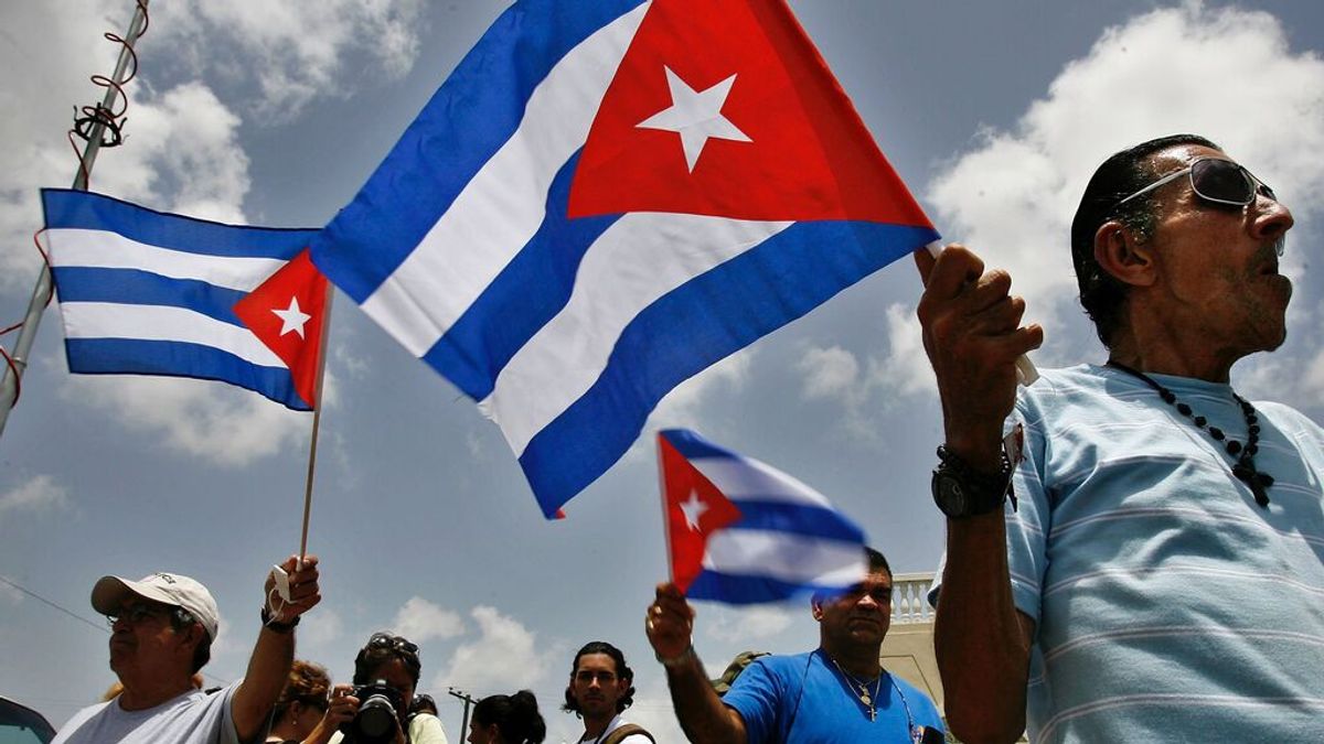 Cientos de personas salen a la calle para protestar contra el Gobierno en un pueblo de Cuba al grito de "No tenemos miedo" Cientos de personas salen a la calle para protestar contra el Gobierno en un pueblo de Cuba al grito de "No tenemos miedo"