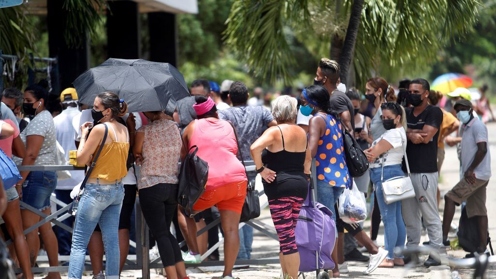 Cientos de personas protestan en Cuba contra el Gobierno al grito de “¡abajo la dictadura!”