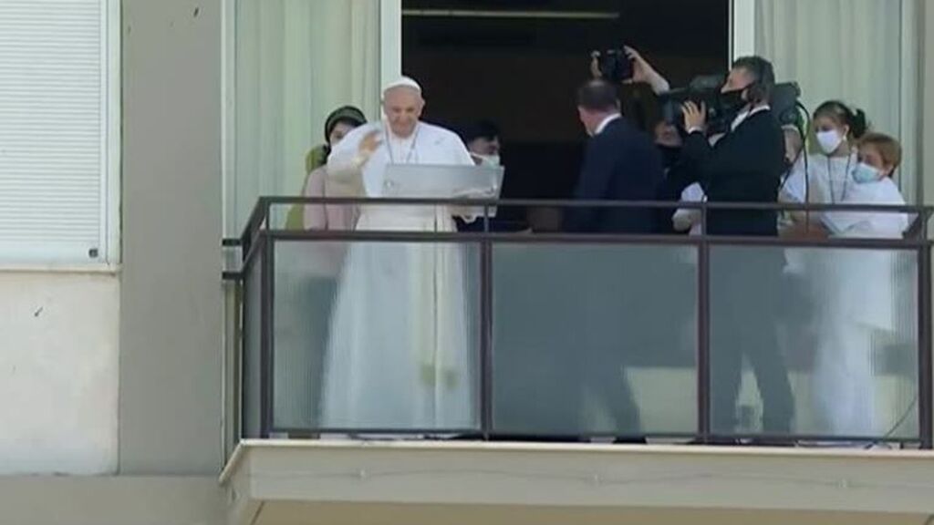 El Papa reza el Ángelus asomado a un balcón del hospital donde se recupera