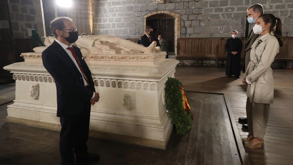 Los reyes en la ofrenda floral ante la tumba del Rey de Navarra