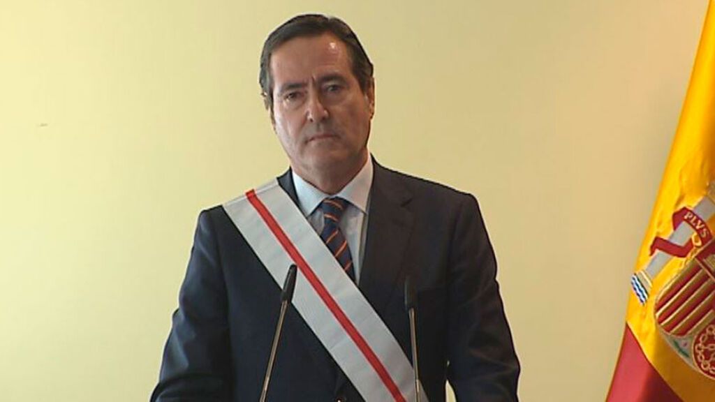 El presidente de la CEOE, condecorado con la Cruz al Mérito Militar