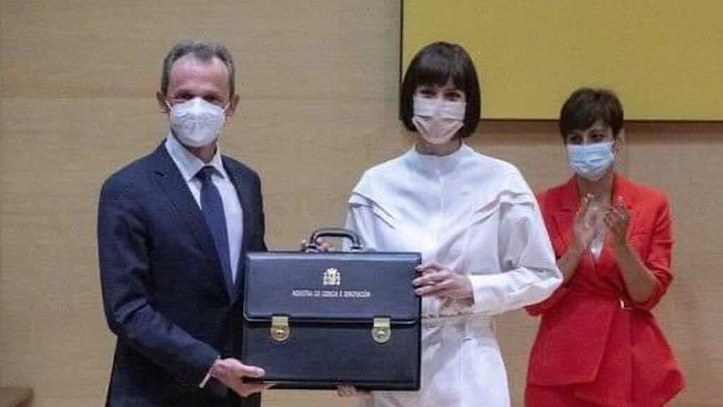 Pedro Duque traspasa la cartera ministerial de la Ciencia a Diana Morant