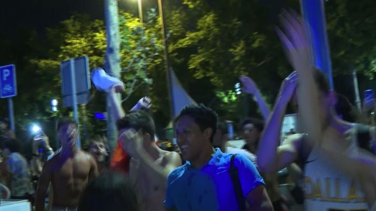 Fiesta descontrolada de la afición italiana en Barcelona tras la final de la Eurocopa Fiesta descontrolada de la afición italiana en Barcelona tras la final de la Eurocopa