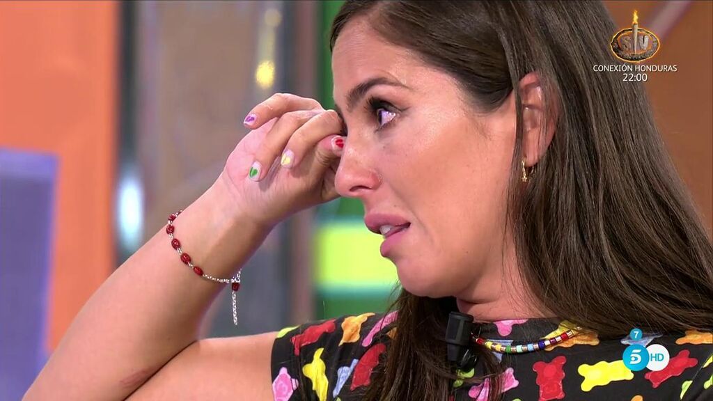 Anabel Pantoja enseña el tatuaje que representa la relación con su madre y se emociona