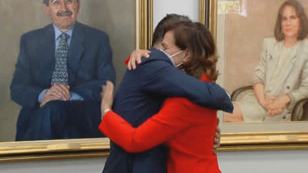 El traspaso "amoroso" de la cartera de Calvo a Félix Bolaños