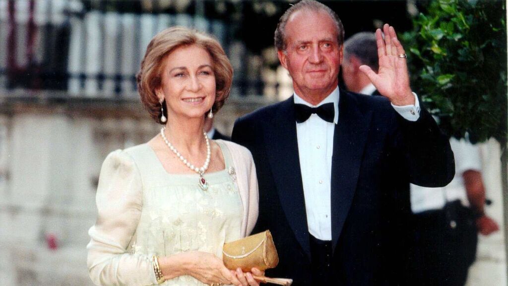 La boda de Juan Carlos y Sofía en 1962: tres enlaces diferentes, ocho damas de honor y un yate para la noche de bodas.