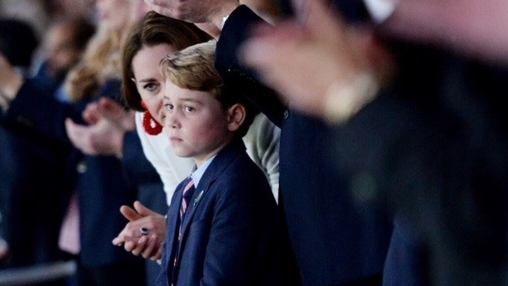 El príncipe George de Inglaterra, consolado tras la derrota ante Italia