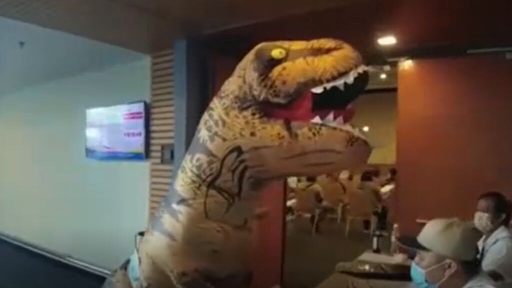 Un Tiranosaurio Rex se vacuna contra la COVID-19 en Malasia