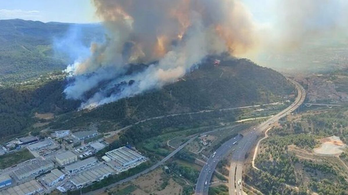 El incendio de Castellví y Martorell crea focos secundarios y obliga a cortar la AP-7