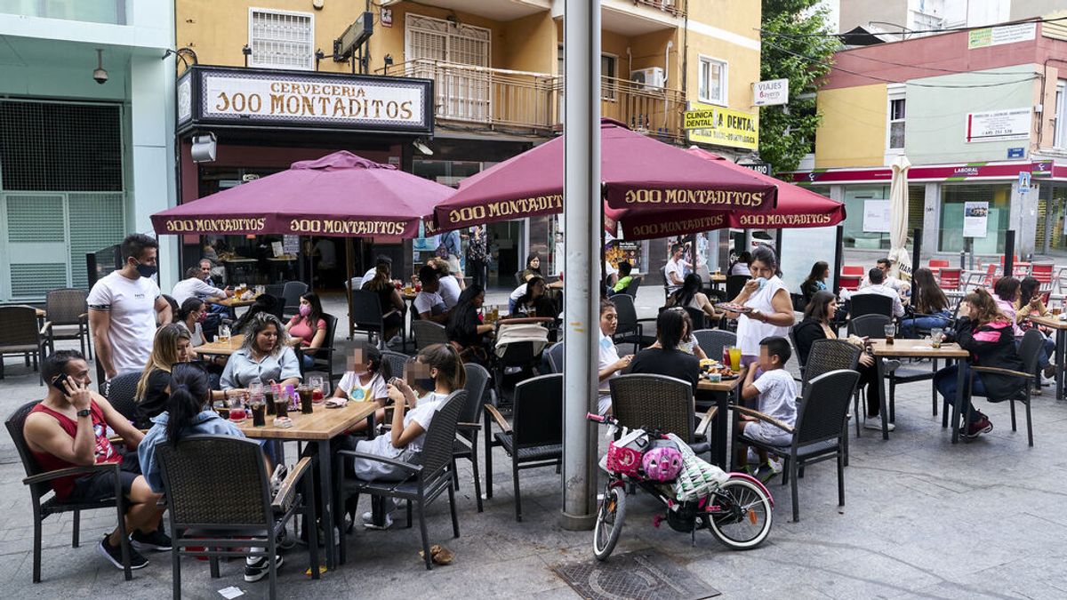 Varias personas en la terraza de una cafetería de Móstoles Varias personas en la terraza de una cafetería de Móstoles