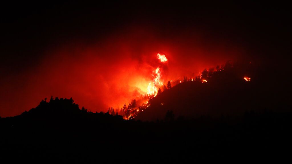 El calor, la sequía y el viento dificultan la extinción de más de 50 incendios forestales en EE.UU.