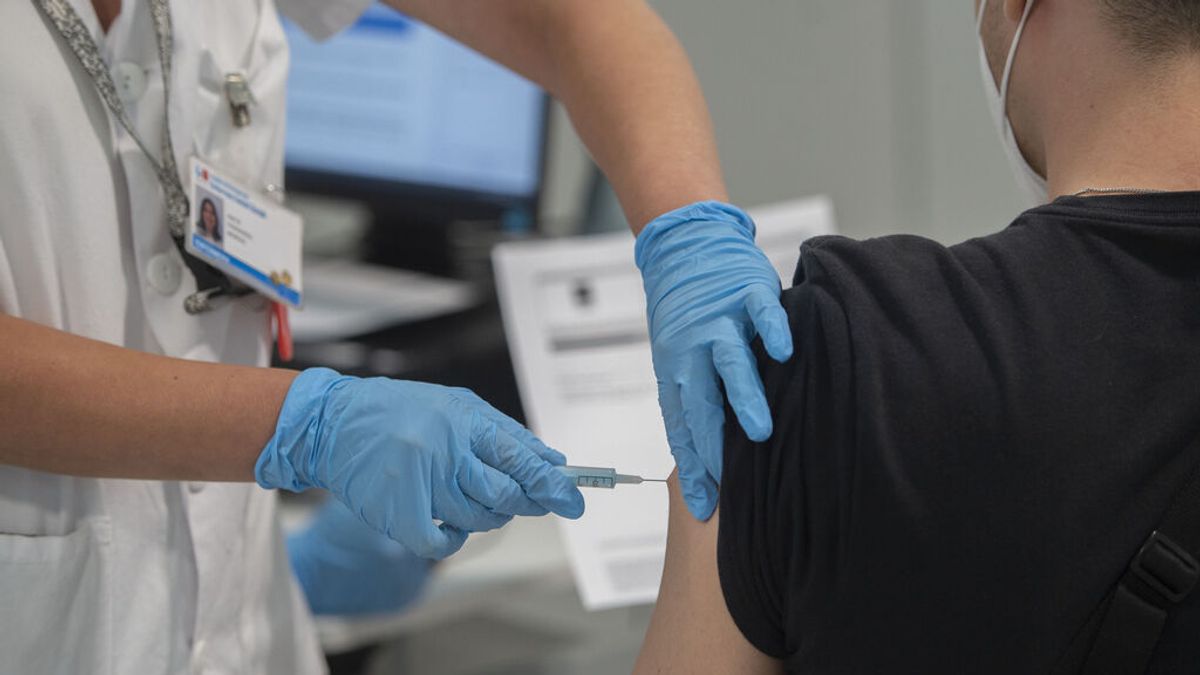 Andalucía avisa de que el 72% de sus pacientes actuales en UCI son "negacionistas" de la vacuna de 50-60 años Andalucía avisa de que el 72% de sus pacientes actuales en UCI son "negacionistas" de la vacuna de 50-60 años