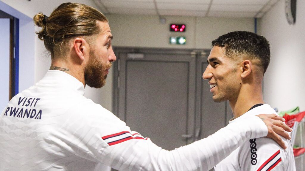 Sergio Ramos se saluda con Achraf.