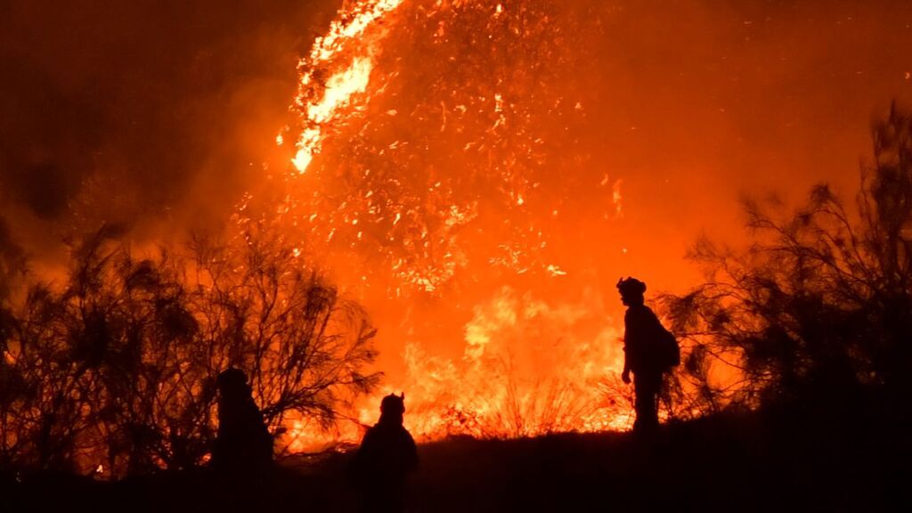 Un incendio forestal en Jun, Granada, pone en riesgo de desalojo a los vecinos de la zona