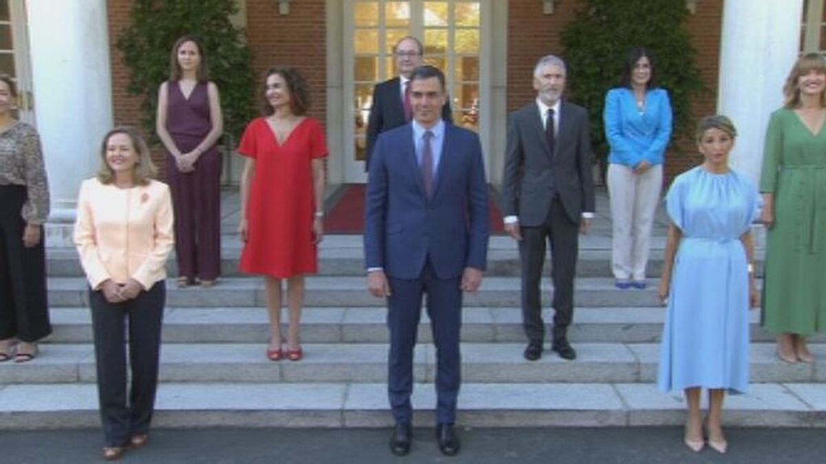 Sánchez  preside la foto de familia y la primera reunión de su nuevo Gobierno