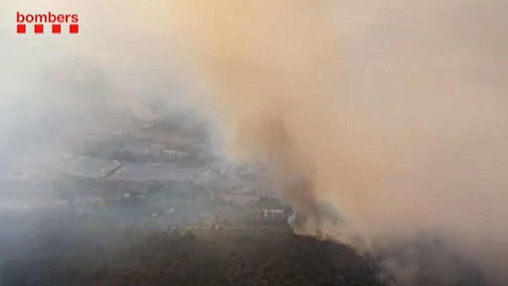Medio centenar de casas evacuadas y dos urbanizaciones confinadas por el incendio cerca de Martorell