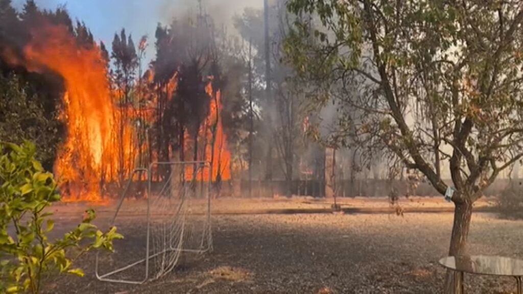 Una familia se ve rodeada por las llamas durante un incendio en Valencia