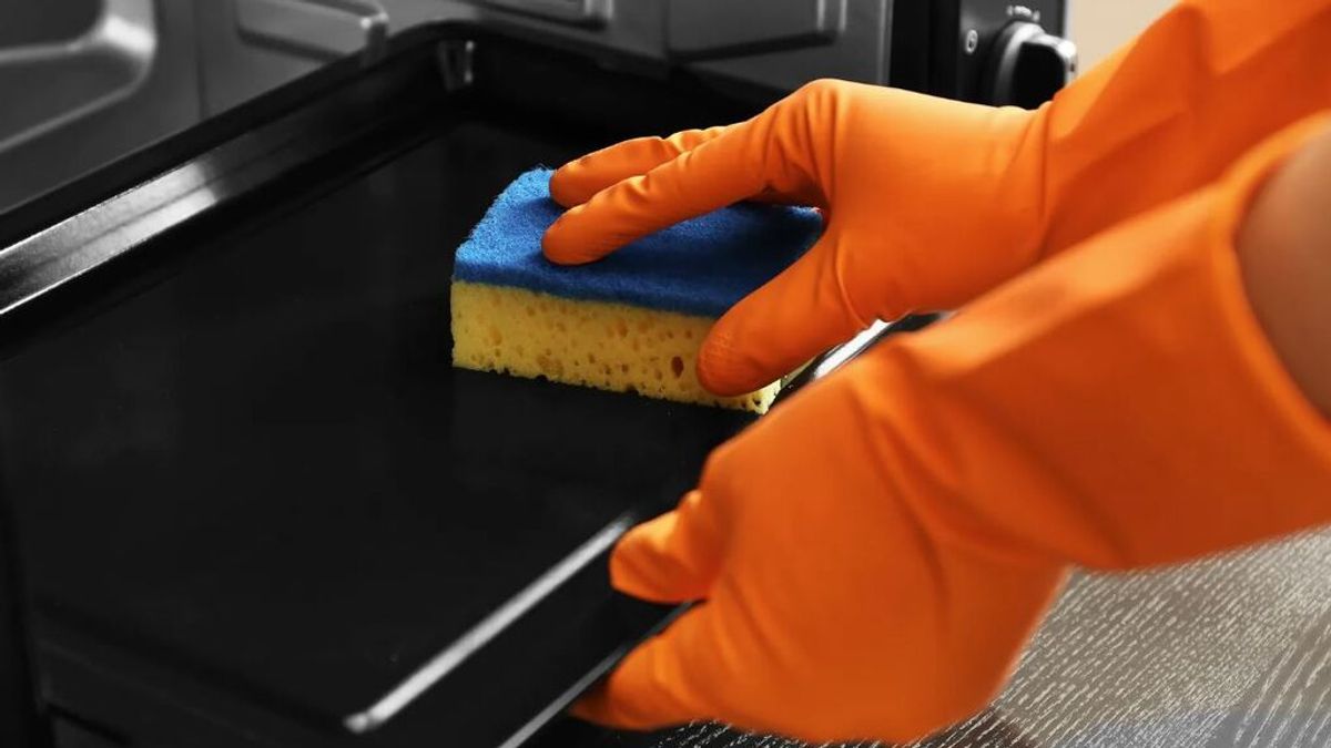 Las instrucciones básicas para limpiar la bandeja del horno con suciedad incrustada: los pasos imprescindibles