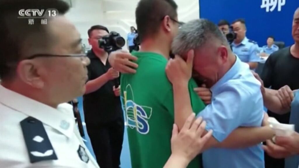 Un padre chino se reencuentra con su hijo secuestrado tras de 24 años de búsqueda