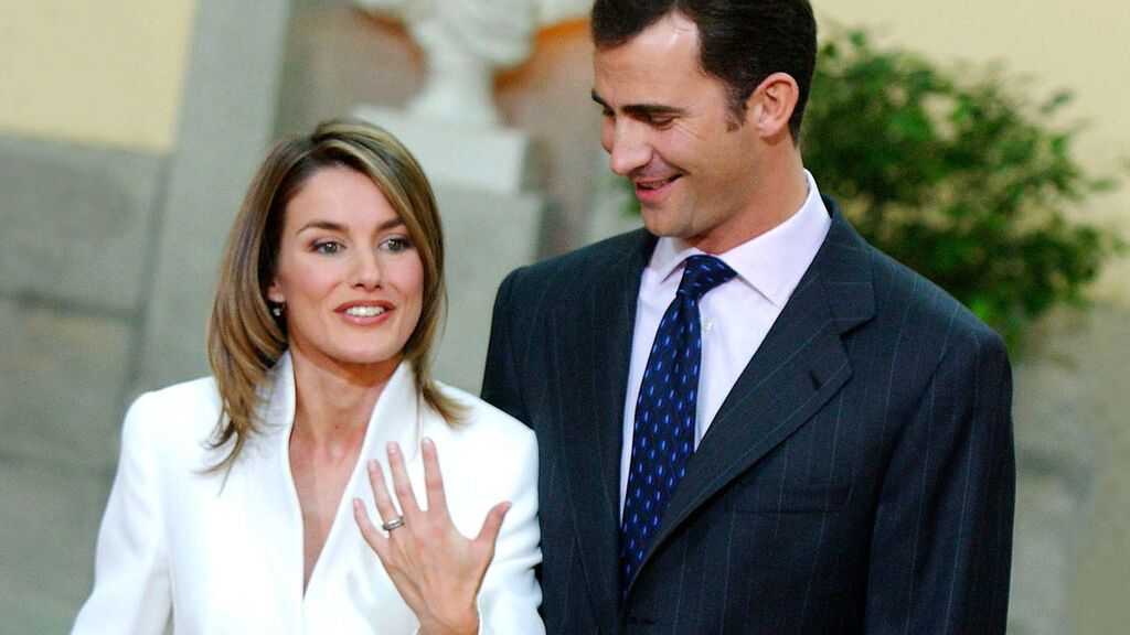 En sus primeras apariciones, la reina siempre optaba por una melena midi.