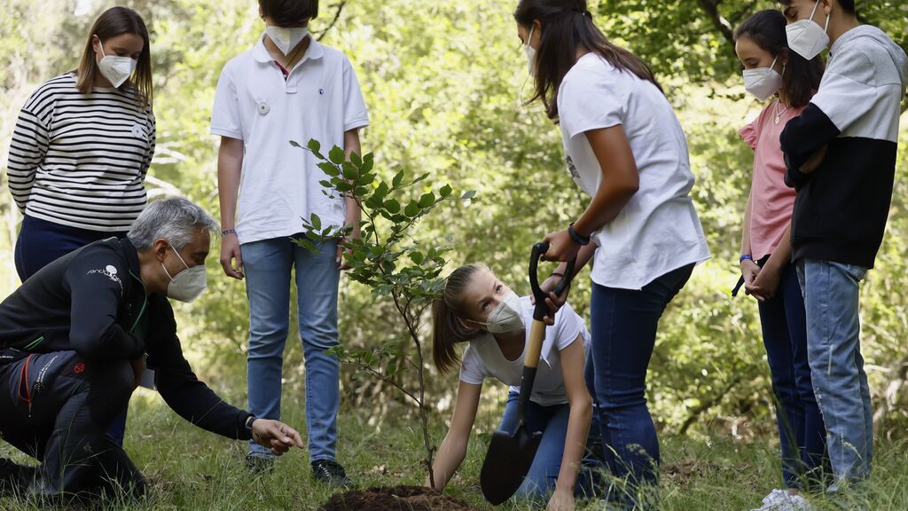 La princesa Leonor y su hermana Sofía plantan árboles por Europa en su primer acto en solitario sin sus padres
