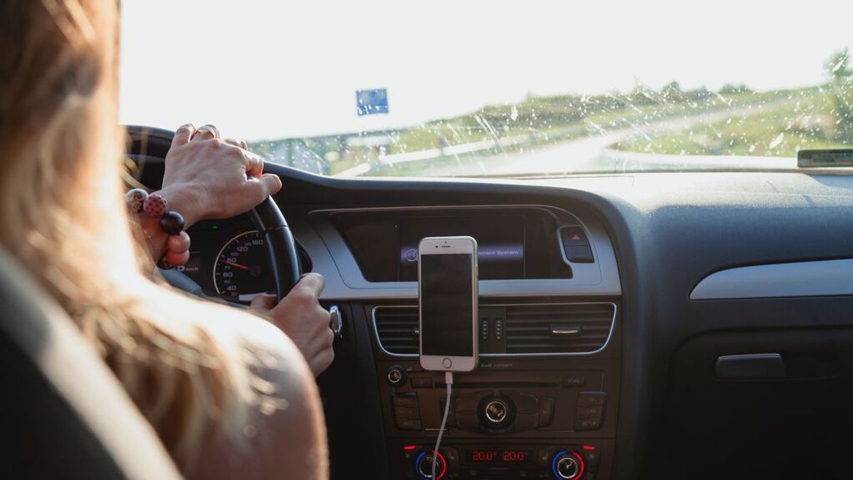 Se venga de su exnovio alquilando su coche e incumpliendo todas las normas de tráfico para que le frían a multas