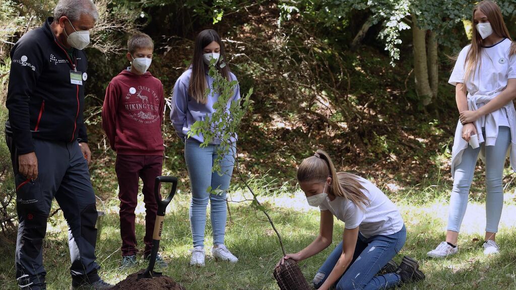 La princesa Leonor planta un árbol en su primer acto oficial en solitario con su hermana