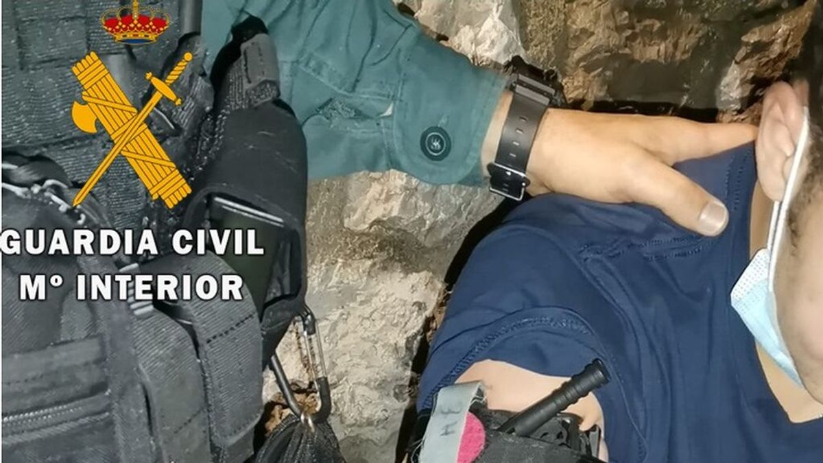 La Guardia Civil auxilia al joven agredido en Noja La Guardia Civil auxilia al joven agredido en Noja