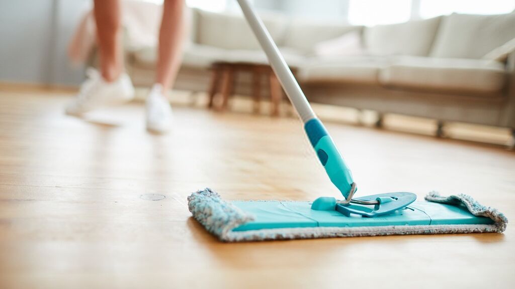Consejos rápidos y fáciles para limpiar el suelo de parquet sin rayar la madera: esto es todo lo que necesitarás