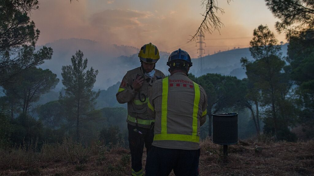 Una negligencia humana provoca un incendio cerca de Martorell que obliga a desalojar a 30 familias