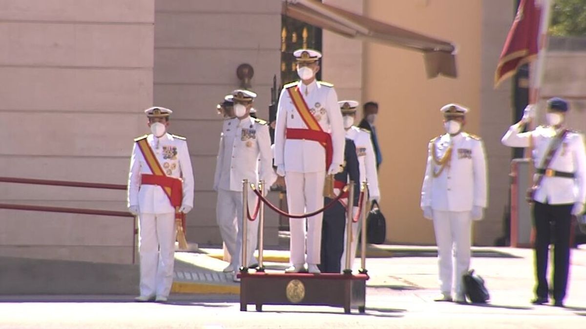 El Rey entrega los despachos a los suboficiales de la Armada de San Fernando