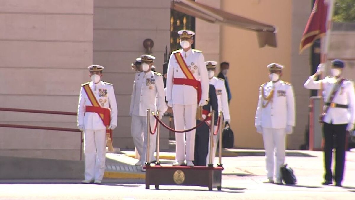 El Rey entrega los despachos a los suboficiales de la Armada de San Fernando El Rey entrega los despachos a los suboficiales de la Armada de San Fernando
