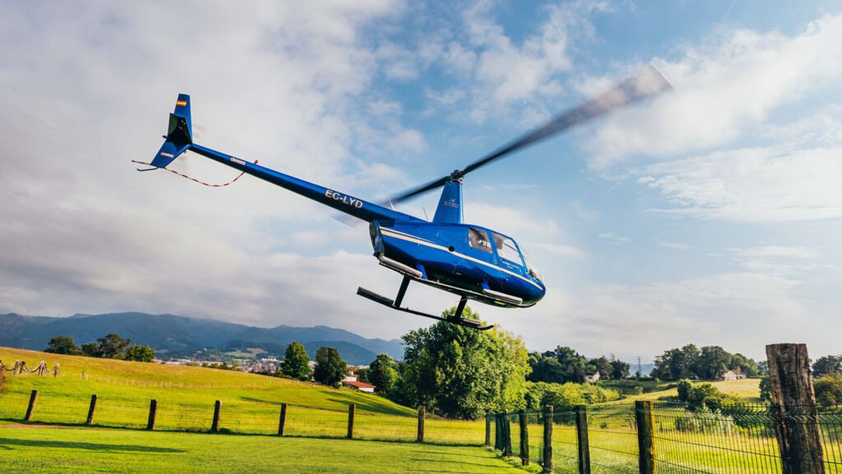 Un helicóptero de basque Luxury alzando el vuelo Un helicóptero de basque Luxury alzando el vuelo