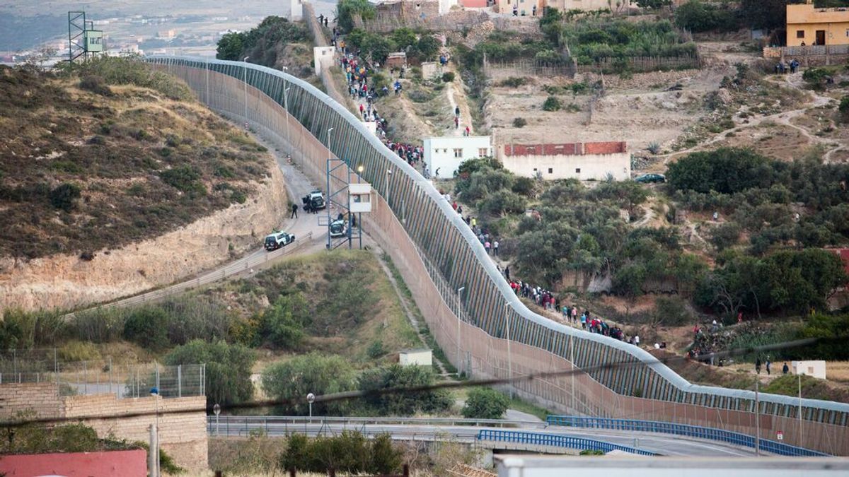 Una veintena de migrantes logran accede a Melilla tras saltar la valla