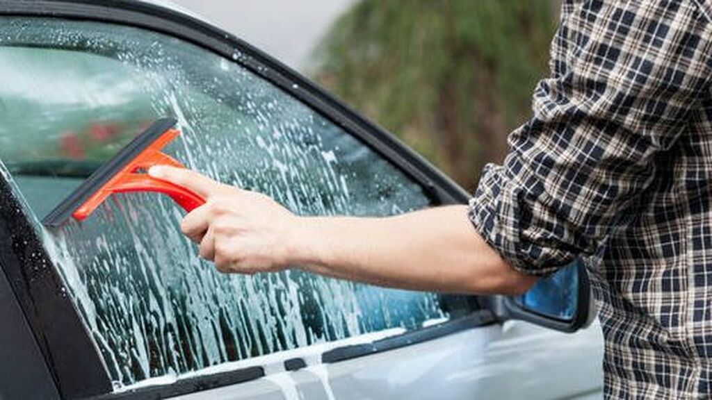 La forma más fácil de limpiar los cristales del coche: los cinco pasos fundamentales para que queden impolutos