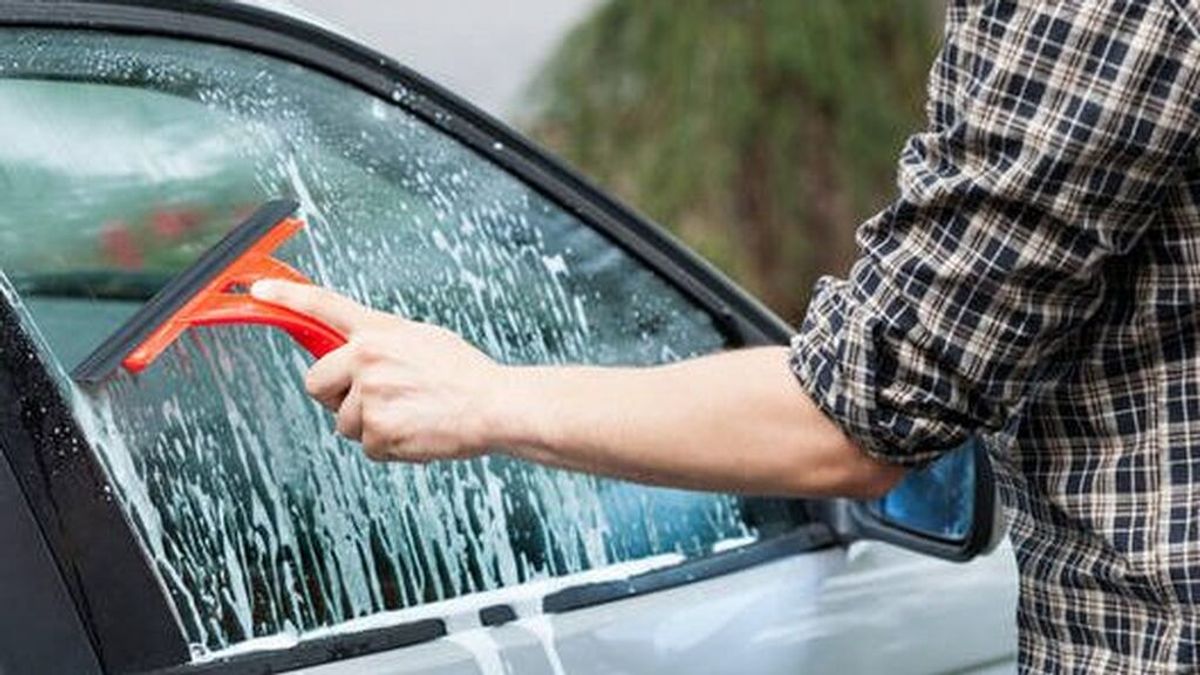 La forma más fácil de limpiar los cristales del coche: los cinco pasos fundamentales para que queden impolutos